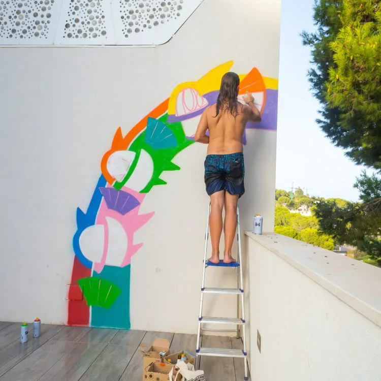 El Pez paints mural at 2B Art Gallery Calvia