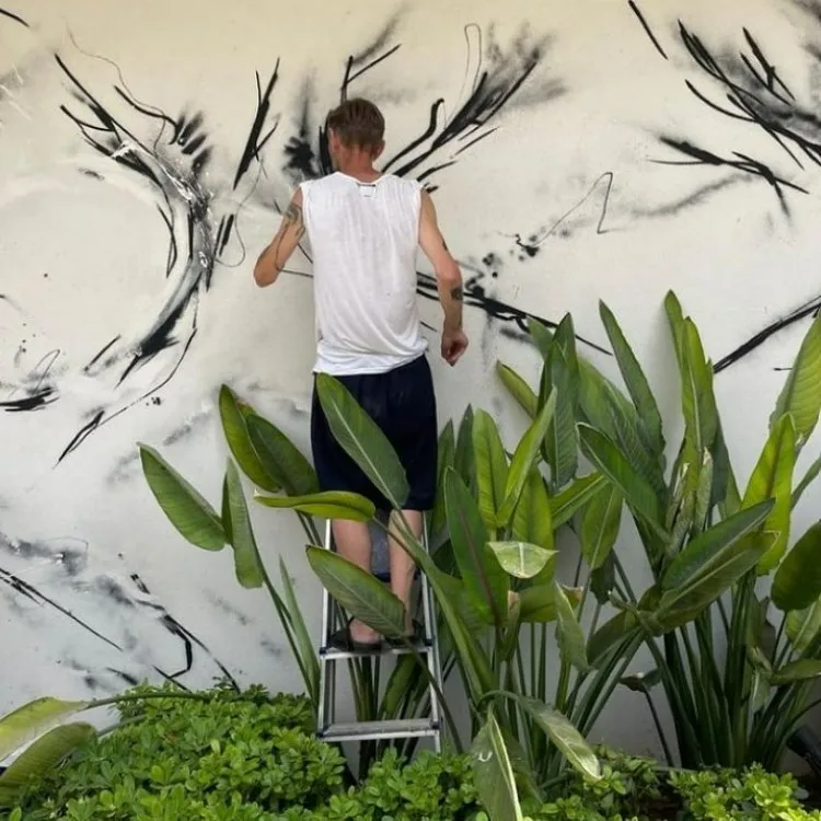 SheOne paints mural at 2B Art Gallery Calvia