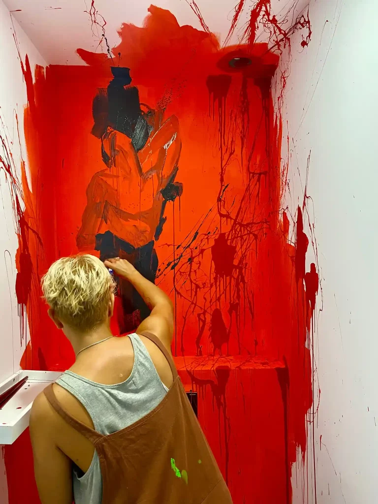 Carolina Adan paints indoor mural at 2B Art Gallery Palma